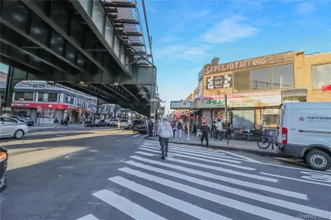 Corner Office in Jackson Heights