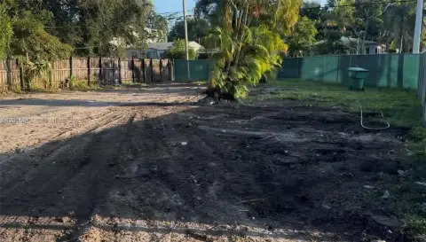 Large Lot Near Miami Design