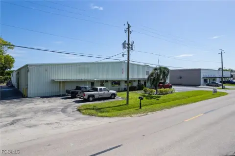 Versatile Commercial Building in Fort Myers