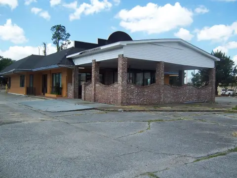Restaurant and Bar Building