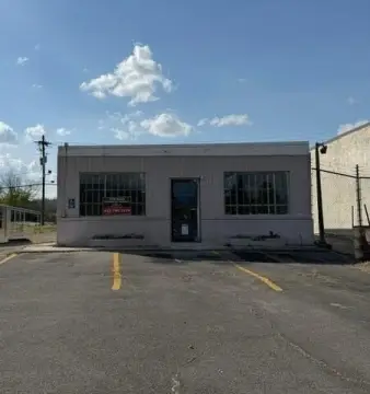 Versatile Commercial Building on Highway