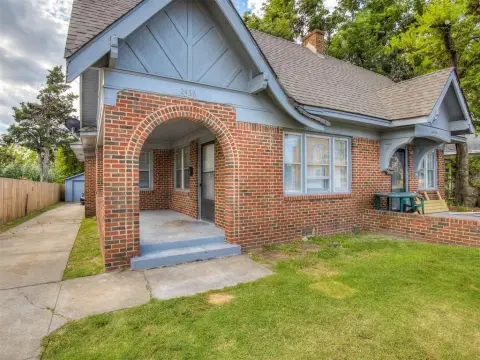 Updated Duplex Near Plaza District