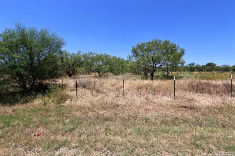Residential Land in Devine, TX