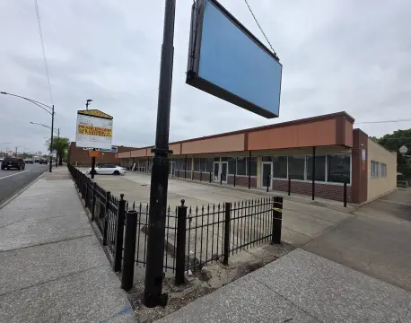 High-Traffic Retail Space on Pulaski