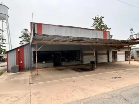 Retail and Warehouse Building in DeWitt