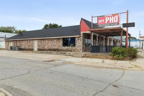 Versatile Commercial Building in Purcell