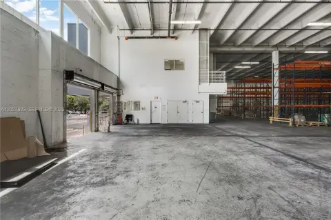 Doral Freestanding Warehouse For Lease