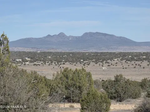 Seligman, AZ 12.37-Acre Land