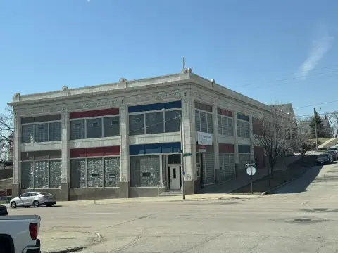 Spacious Commercial Building in Sioux City