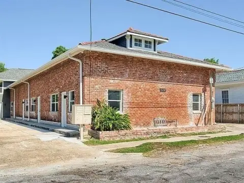 6-Unit Apartment Building