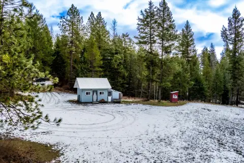 Land with Cabin in Chewelah