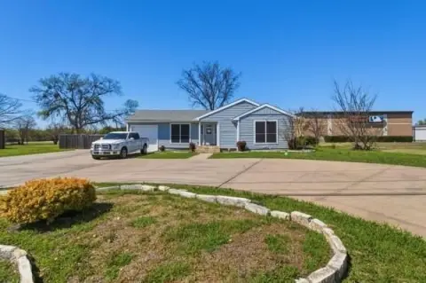 Versatile Property on Lakeview Parkway