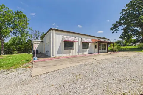 Highway-Fronted Flex Space