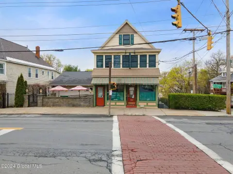 Iconic Restaurant/Bar in Schenectady