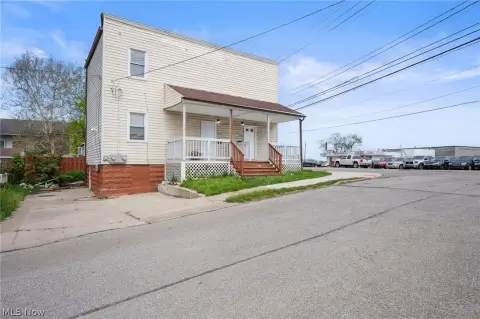 Income-Generating Duplex with Laundry
