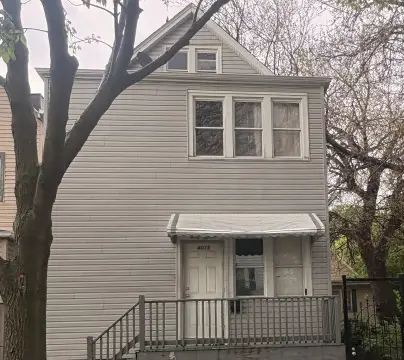 Updated Multi-Family Building in Chicago