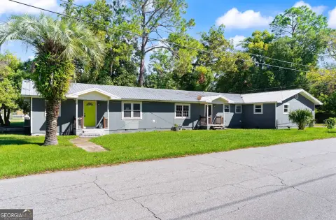 3-Unit Triplex with Laundry