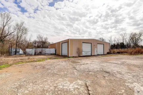 Texarkana Warehouse on Large Lot