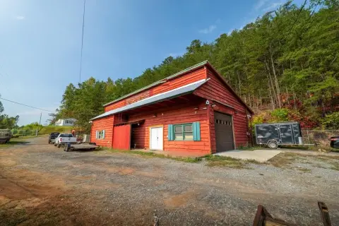 Versatile Commercial Warehouse in Ellijay