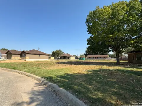 Residential Land in Floresville, TX