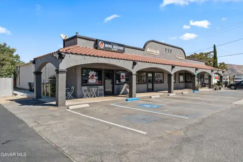 Dog House Saloon Bar Property