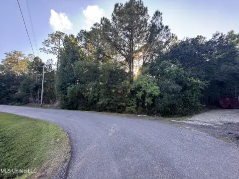 Spacious Lot Near Bay