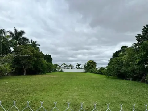 Residential Land in NW Miami