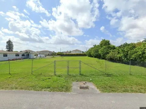 Residential Land in Sweetwater, FL