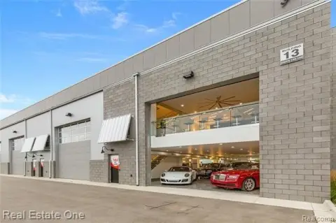 M1 Concourse Rooftop Garage Unit