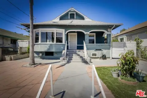 Income-Producing Triplex Near Cesar Chavez