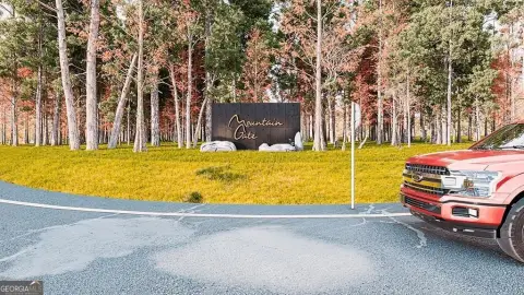 Land in Mountain Gate