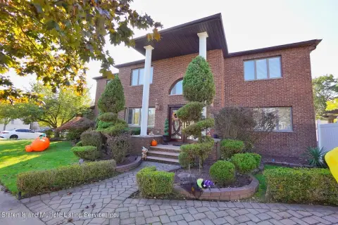 Award-Winning Colonial in Princes Bay