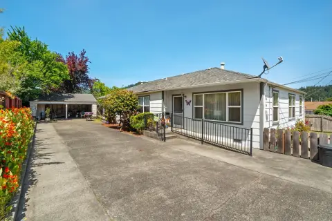 Rio Dell Duplex with Yards