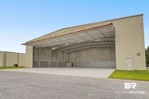 Aircraft Hangar with Taxiway Access