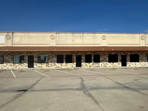 Versatile Commercial Space in Mexia