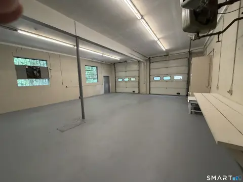 Garage/Warehouse with Overhead Doors