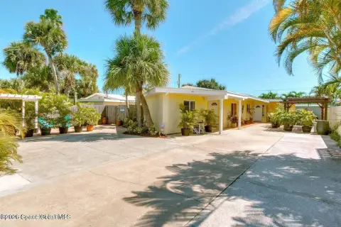 Renovated Duplex With Studio
