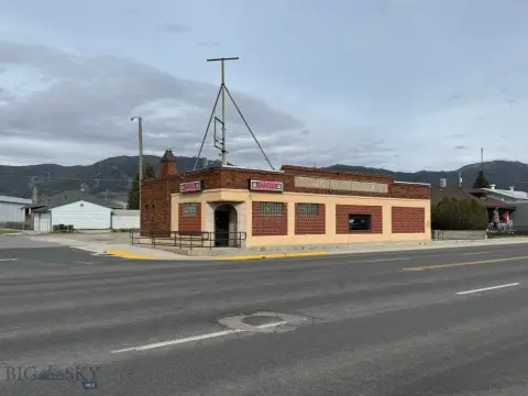 Open-Plan Storefront Building