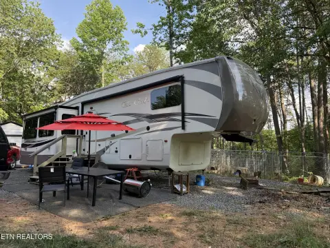Unrestricted Acre with Fifth Wheel