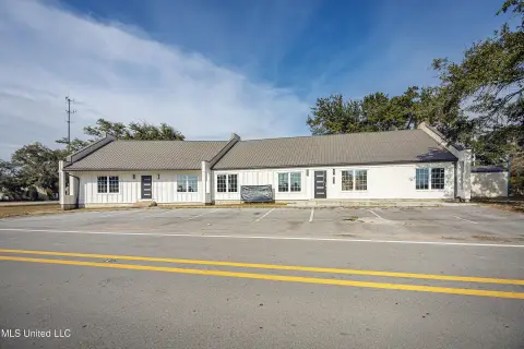 Renovated Commercial Suite on Highway