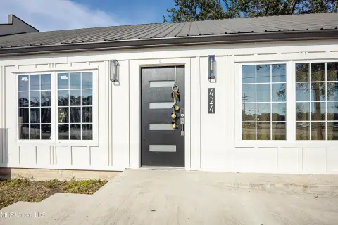 Renovated Commercial Suite on Highway