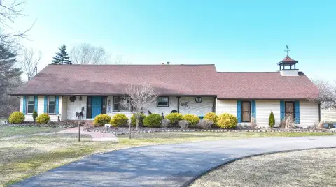 Equestrian Farm with Charming Ranch