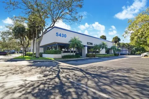 Spacious Corner Office in Fort Lauderdale