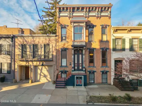 Victorian Townhouse in Center Square