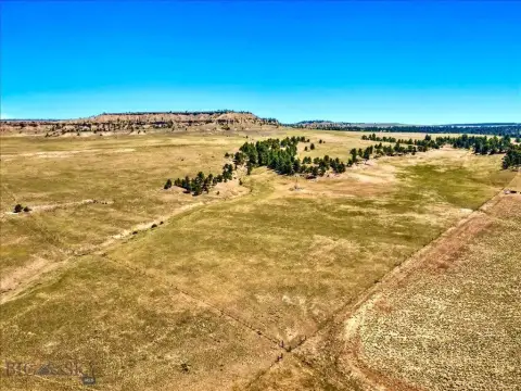 Cattle and Hunting Land with Plateau