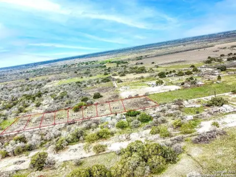 Residential Land in Floresville, TX