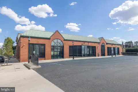 Recently Renovated High-Visibility Storefront
