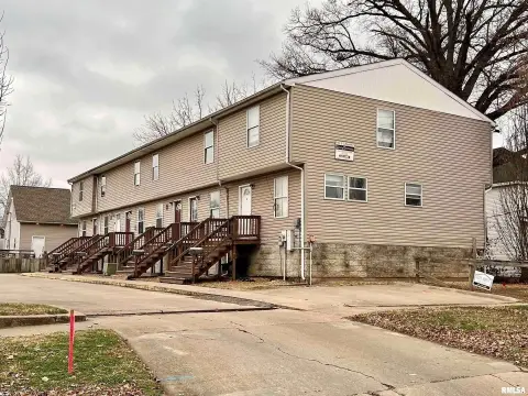 6-Unit Apartment Building
