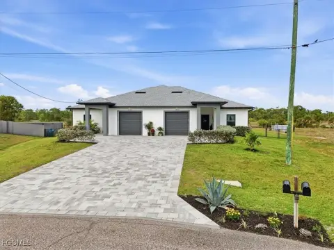 Cape Coral Duplex: Modern & Spacious