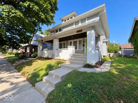 Updated Duplex with Three Bedrooms Per Side